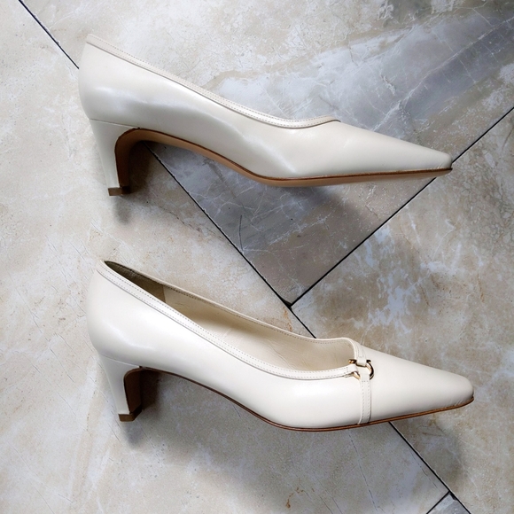 Vtg Ferragamo Cream Logo Block Low Heels 4.5B - Picture 2 of 6